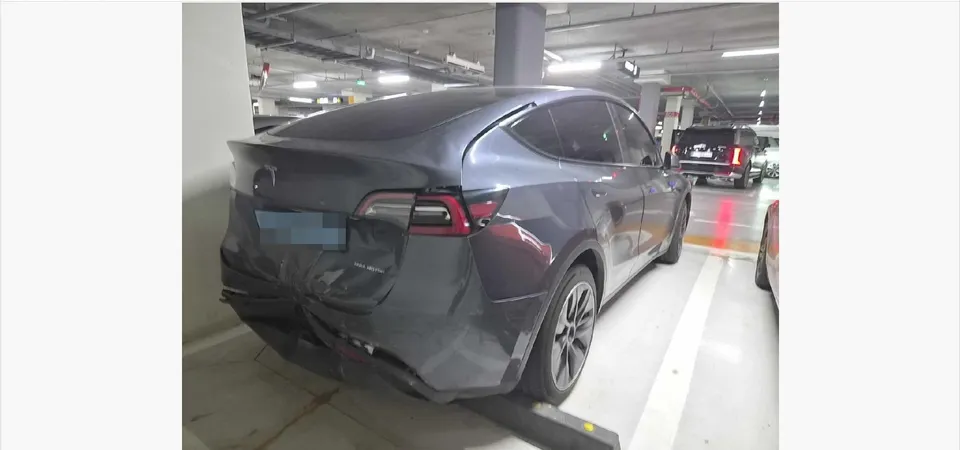 2021 Tesla Model Y, VIN 5YJYGDEE2MF171575