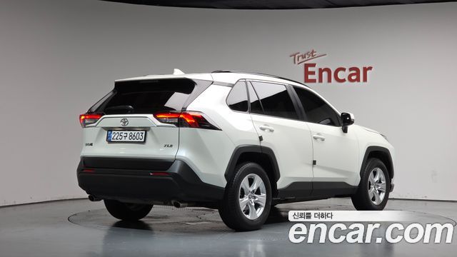 2021 Toyota RAV4, VIN JTMW1RFV7MD066218