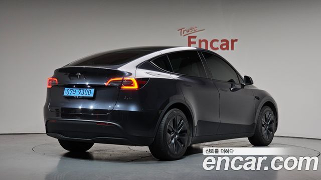 2024 Tesla Model Y, VIN LRWYGCFS4RC553610