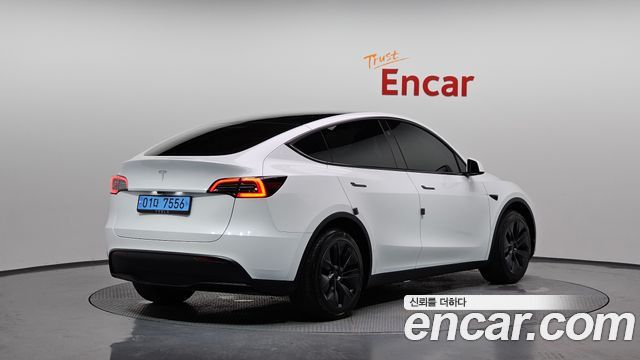 2024 Tesla Model Y, VIN LRWYGCFS5RC552563