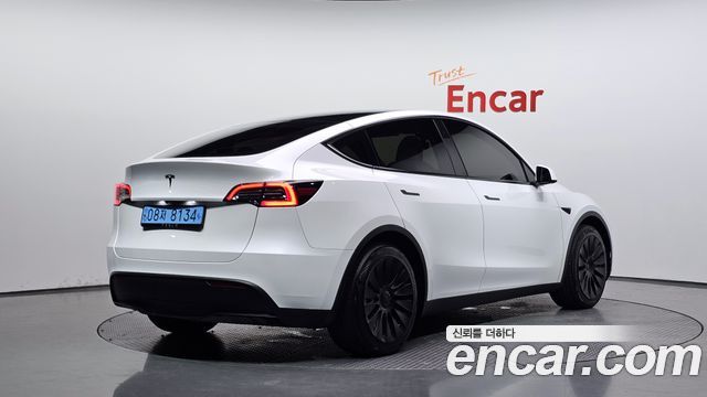 2024 Tesla Model Y, VIN LRWYGCFS1RC205327