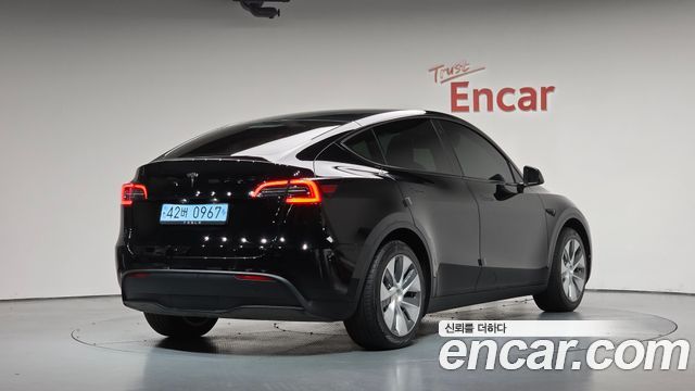 2024 Tesla Model Y, VIN LRWYGCFS7RC189408