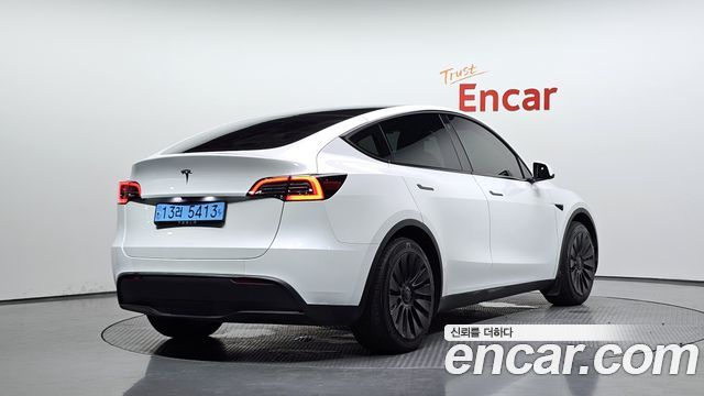 2024 Tesla Model Y, VIN LRWYGCFS8RC207866