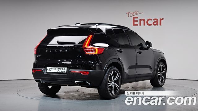 2020 Volvo XC40, VIN YV1XZACACL2246074