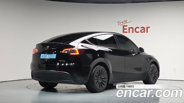 2022 Tesla Model Y, VIN 7SAYGDEE2NF501901