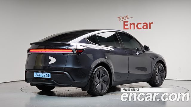 2025 Tesla Model Y, VIN LRWYGCFJXSC176343