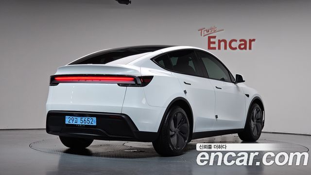 2025 Tesla Model Y, VIN LRWYGCFJ8SC174560