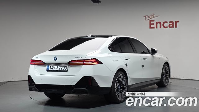 2025 BMW 5-Series, VIN WBA81FJ01SCU00990
