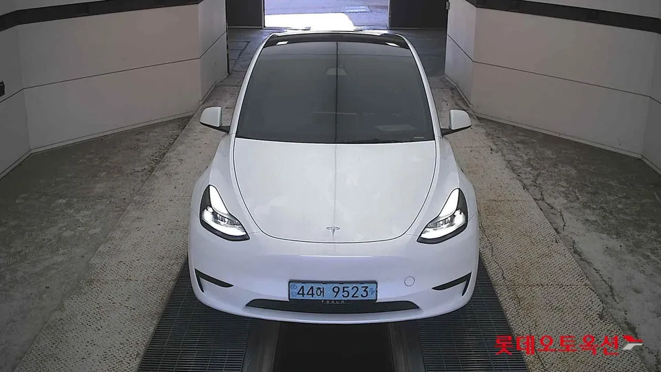 2024 Tesla Model Y, VIN LRWYGCFS3RC130291