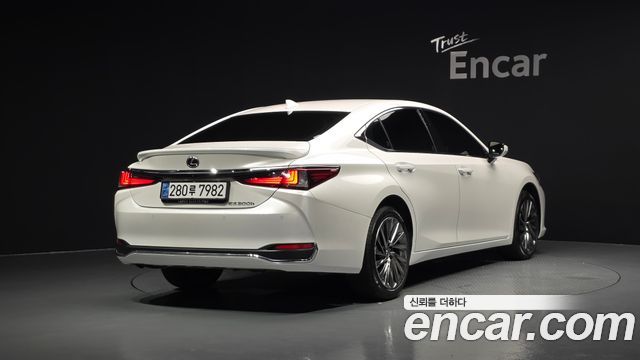 2024 Lexus ES, VIN JTHBA1C10R2021687
