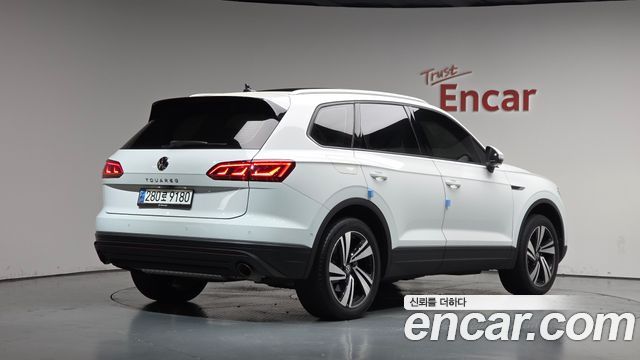 2023 Volkswagen Touareg, VIN WVGZZZCR3PD008037